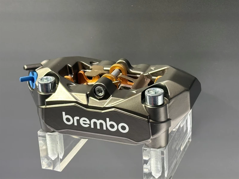 Brembo M4.32 Bremssattel im Set auf der EICMA 2024 Brembo M4.32 Bremssattel im Set auf der EICMA 2024