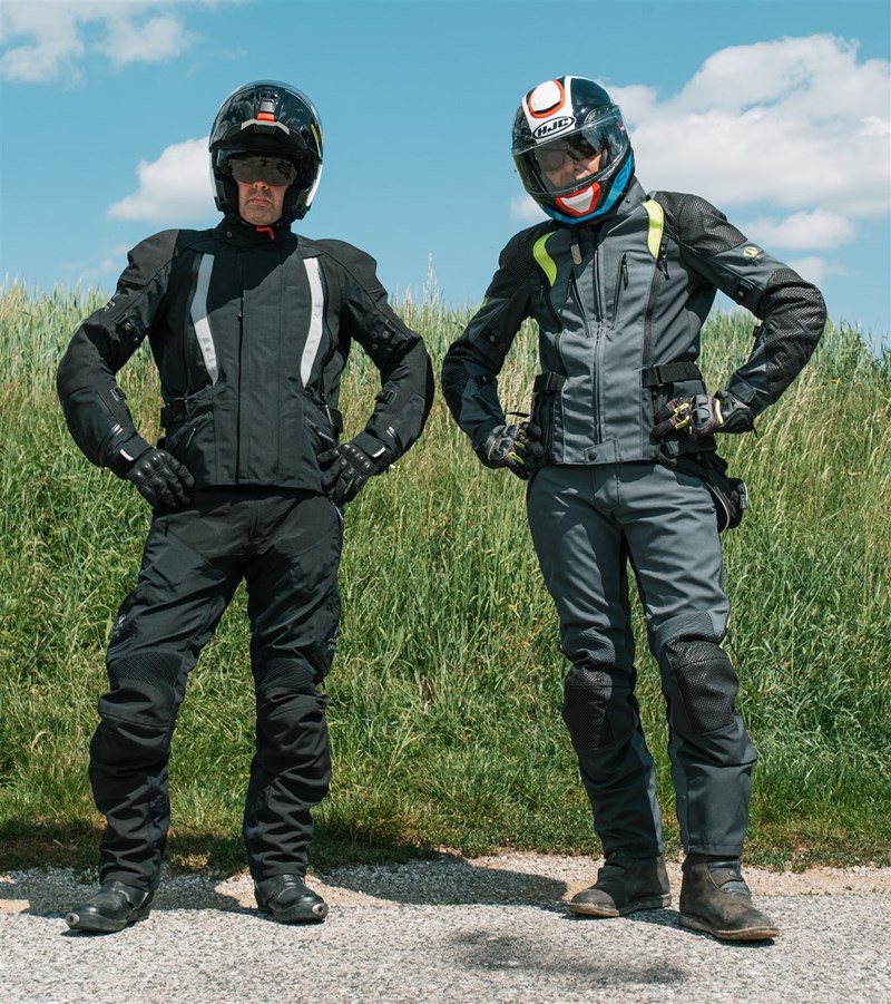 Motorradfahren lernen - zwei Fahrer mit Stadler Motorradbekleidung 
