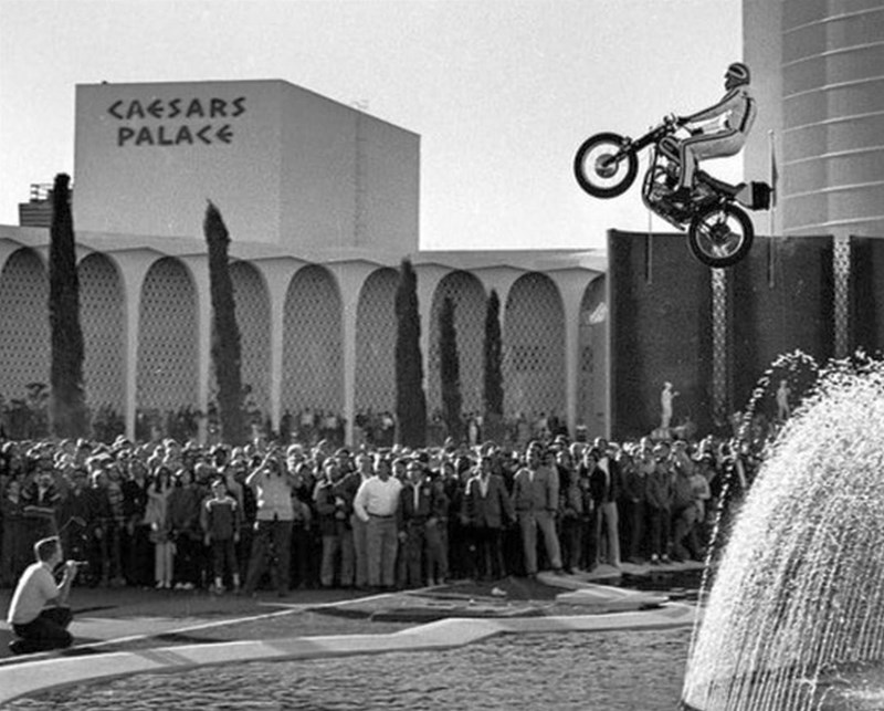 Der legendäre Sprung vor dem Ceasars Palace, Las Vegas. Der legendäre Sprung vor dem Ceasars Palace, Las Vegas.