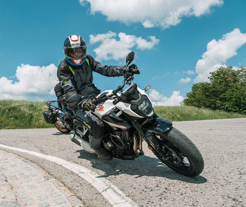 Motorradfahren lernen - eine Honda CB500 Hornet in Kurvenfahrt Motorradfahren lernen - eine Honda CB500 Hornet in Kurvenfahrt