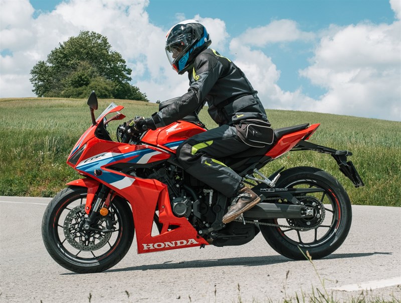 Motorradfahren lernen - eine Honda CBR650R E-Clutch beim Bremsen Motorradfahren lernen - eine Honda CBR650R E-Clutch beim Bremsen