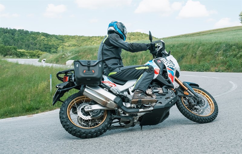 Motorradfahren lernen - eine Honda CRF1100L Africa Twin Adventure Sports DCT in einer Kurve Motorradfahren lernen - eine Honda CRF1100L Africa Twin Adventure Sports DCT in einer Kurve