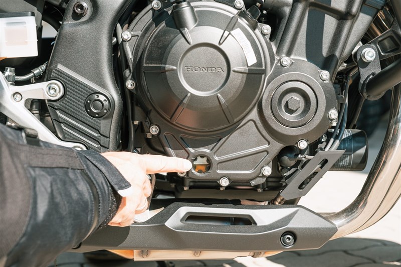 Motorradfahren lernen - das Ölstandsschauglas einer Honda CB500 Hornet Motorradfahren lernen - das Ölstandsschauglas einer Honda CB500 Hornet