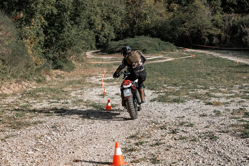 Langsame Kurven im Slalom - präzisere Manöver mit der Standard Desert X möglich Langsame Kurven im Slalom - präzisere Manöver mit der Standard Desert X möglich