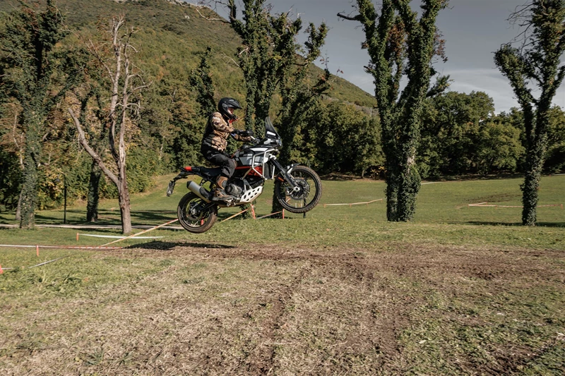 Auch mit der Standard Desert X kann man ordentlich Springen, jedoch punktet die Desert X Rally hier mit ihrem enorm starken Fahrwerk Auch mit der Standard Desert X kann man ordentlich Springen, jedoch punktet die Desert X Rally hier mit ihrem enorm starken Fahrwerk