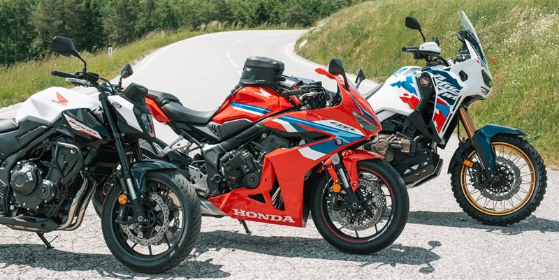 Motorradfahren lernen - eine Honda CB500 Hornet, eine CBR650R E-Clutch und eine CRF1100L Africa Twin Adventure Sports DCT auf einem Parkplatz Motorradfahren lernen - eine Honda CB500 Hornet, eine CBR650R E-Clutch und eine CRF1100L Africa Twin Adventure Sports DCT auf einem Parkplatz