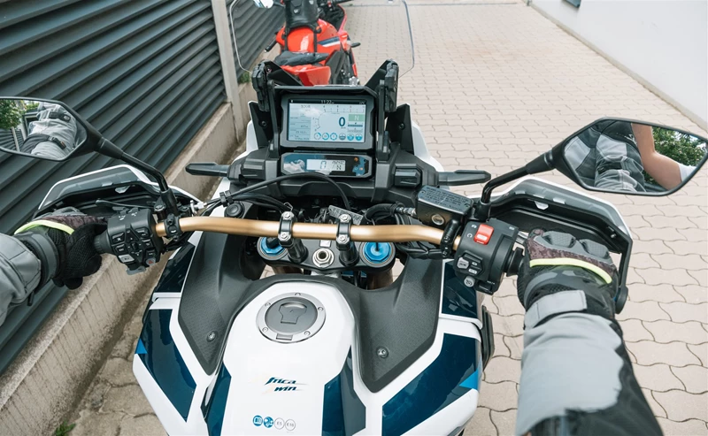 Motorradfahren lernen - Blick von oben auf die Spiegel einer Honda CRF1100L Africa Twin Adventure Sports DCT Motorradfahren lernen - Blick von oben auf die Spiegel einer Honda CRF1100L Africa Twin Adventure Sports DCT