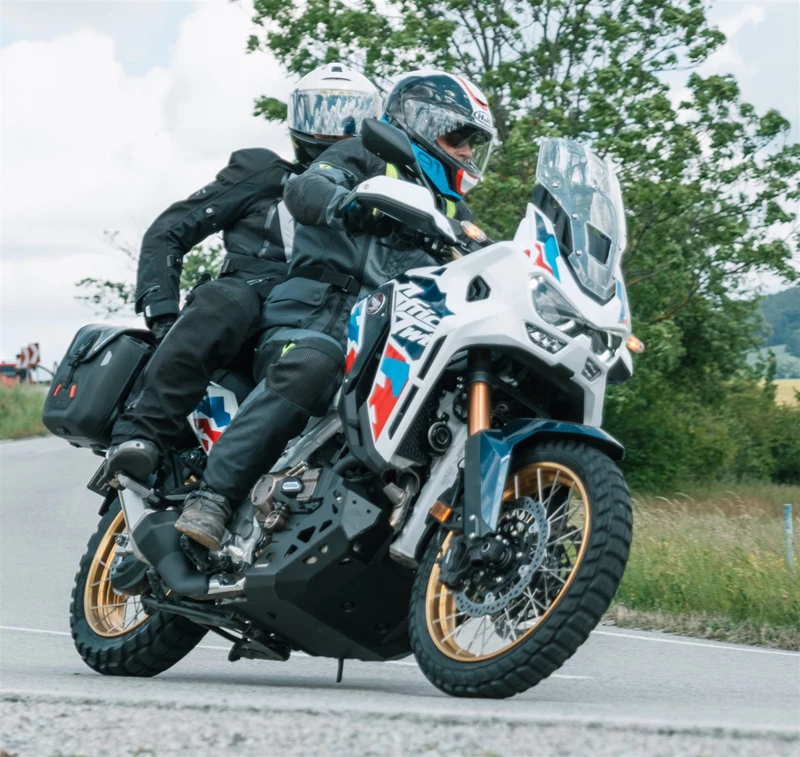 Motorradfahren lernen - eine Honda CRF1100L Africa Twin Adventure Sports DCT während der Fahrt mit Sozius Motorradfahren lernen - eine Honda CRF1100L Africa Twin Adventure Sports DCT während der Fahrt mit Sozius