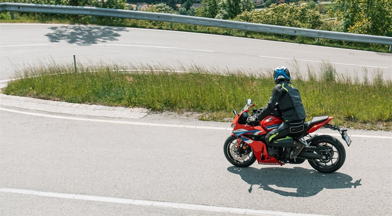 Motorradfahren lernen - eine Honda CBR650R E-Clutch beim Anfahren einer Kurve Motorradfahren lernen - eine Honda CBR650R E-Clutch beim Anfahren einer Kurve