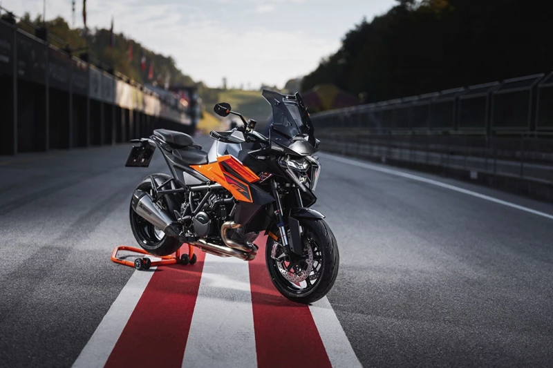KTM 1390 Super Duke GT 2025. KTM 1390 Super Duke GT 2025.