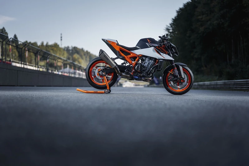 KTM 990 Duke R 2025. KTM 990 Duke R 2025.
