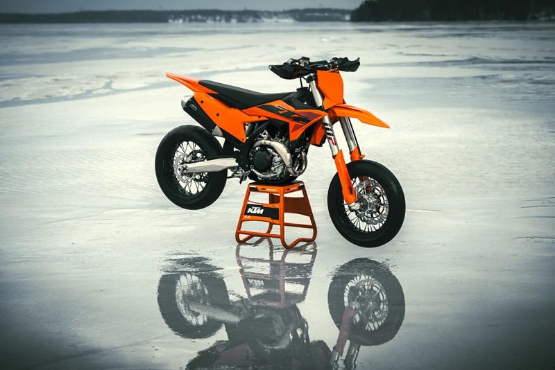 KTM 450 SMR 2025. KTM 450 SMR 2025.