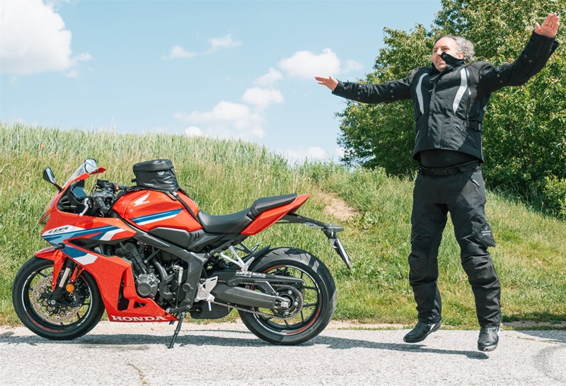 Motorradfahren lernen - Turnübungen in Stadler Bekleidung neben einer Honda CB500 Hornet