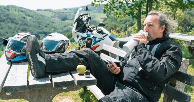 Motorradfahren lernen - Rast in Stadler Bekleidung vor einer Honda CRF1100L Africa Twin Adventure Sports