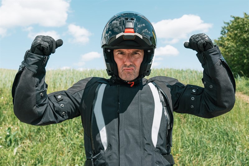 Motorradfahren lernen - Motorradfahrer mit Stadler Bekleidung und aggressiver Gestik