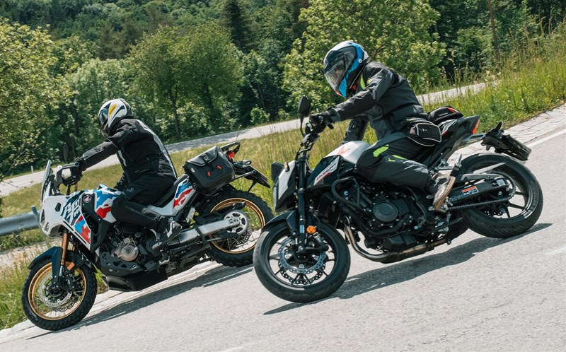Motorradfahren lernen - eine Honda CB500 Hornet und eine CRF1100L Africa Twin Adventure Sports DCT in Fahrt