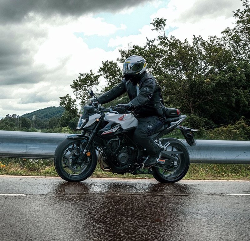 Motorradfahren lernen - eine Honda CB500 Hornet bei Fahrt im Regen Motorradfahren lernen - eine Honda CB500 Hornet bei Fahrt im Regen
