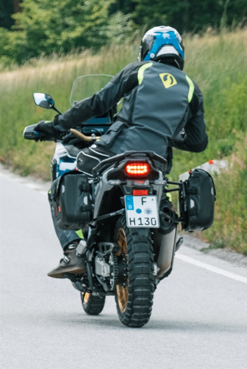 Motorradfahren lernen - eine Honda CRF1100L Africa Twin Adventure Sports DCT bei starkem Seitenwind Motorradfahren lernen - eine Honda CRF1100L Africa Twin Adventure Sports DCT bei starkem Seitenwind