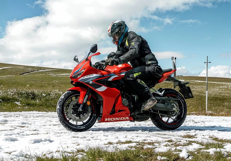 Motorradfahren lernen - Fahrer mit Stadler-Bekleidung auf einer Honda CBR650R E-Clutch bei Fahrt im Schnee Motorradfahren lernen - Fahrer mit Stadler-Bekleidung auf einer Honda CBR650R E-Clutch bei Fahrt im Schnee