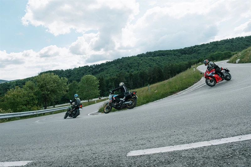 Motorradfahren lernen - eine Honda CB500 Hornet, eine CBR650R E-Clutch und eine CRF1100L Africa Twin Adventure Sports DCT in Gruppenfahrt Motorradfahren lernen - eine Honda CB500 Hornet, eine CBR650R E-Clutch und eine CRF1100L Africa Twin Adventure Sports DCT in Gruppenfahrt