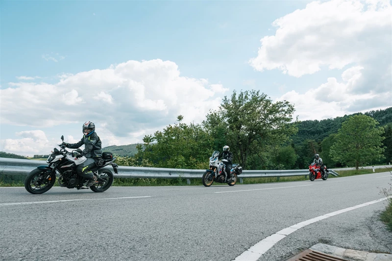 Motorradfahren lernen - eine Honda CB500 Hornet, eine CBR650R E-Clutch und eine CRF1100L Africa Twin Adventure Sports DCT hintereinander in Gruppenfahrt Motorradfahren lernen - eine Honda CB500 Hornet, eine CBR650R E-Clutch und eine CRF1100L Africa Twin Adventure Sports DCT hintereinander in Gruppenfahrt