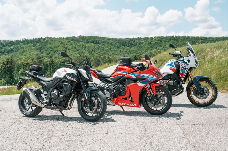 Motorradfahren lernen - eine Honda CB500 Hornet, eine CBR650R E-Clutch und eine CRF1100L Africa Twin Adventure Sports DCT auf einem Parkplatz Motorradfahren lernen - eine Honda CB500 Hornet, eine CBR650R E-Clutch und eine CRF1100L Africa Twin Adventure Sports DCT auf einem Parkplatz