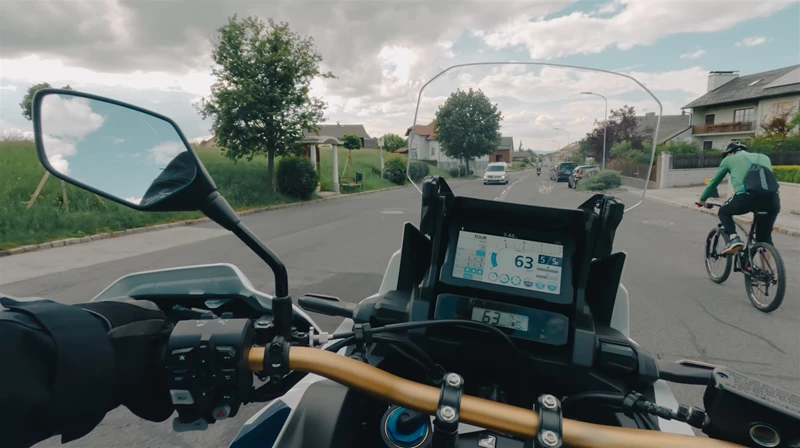 Motorradfahren lernen - eine Honda CRF1100L Africa Twin Adventure Sports DCT beim Überholen eines Radfahrers Motorradfahren lernen - eine Honda CRF1100L Africa Twin Adventure Sports DCT beim Überholen eines Radfahrers