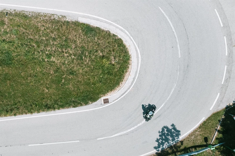 Motorradfahren lernen - eine Honda CB500 Hornet auf der Landstraße Motorradfahren lernen - eine Honda CB500 Hornet auf der Landstraße