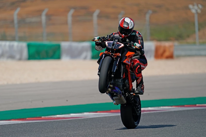 Power ohne Ende: Die 1290 Super Duke R. Power ohne Ende: Die 1290 Super Duke R.
