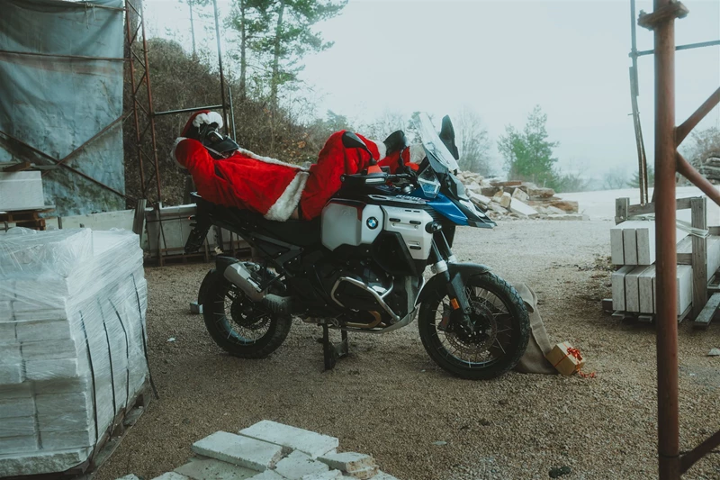 Das Gewicht der R 1300 GS Adventure schreckt auf den ersten Blick ab. Jedoch kann man damit noch viel mehr machen als man denkt. Das Gewicht der R 1300 GS Adventure schreckt auf den ersten Blick ab. Jedoch kann man damit noch viel mehr machen als man denkt.