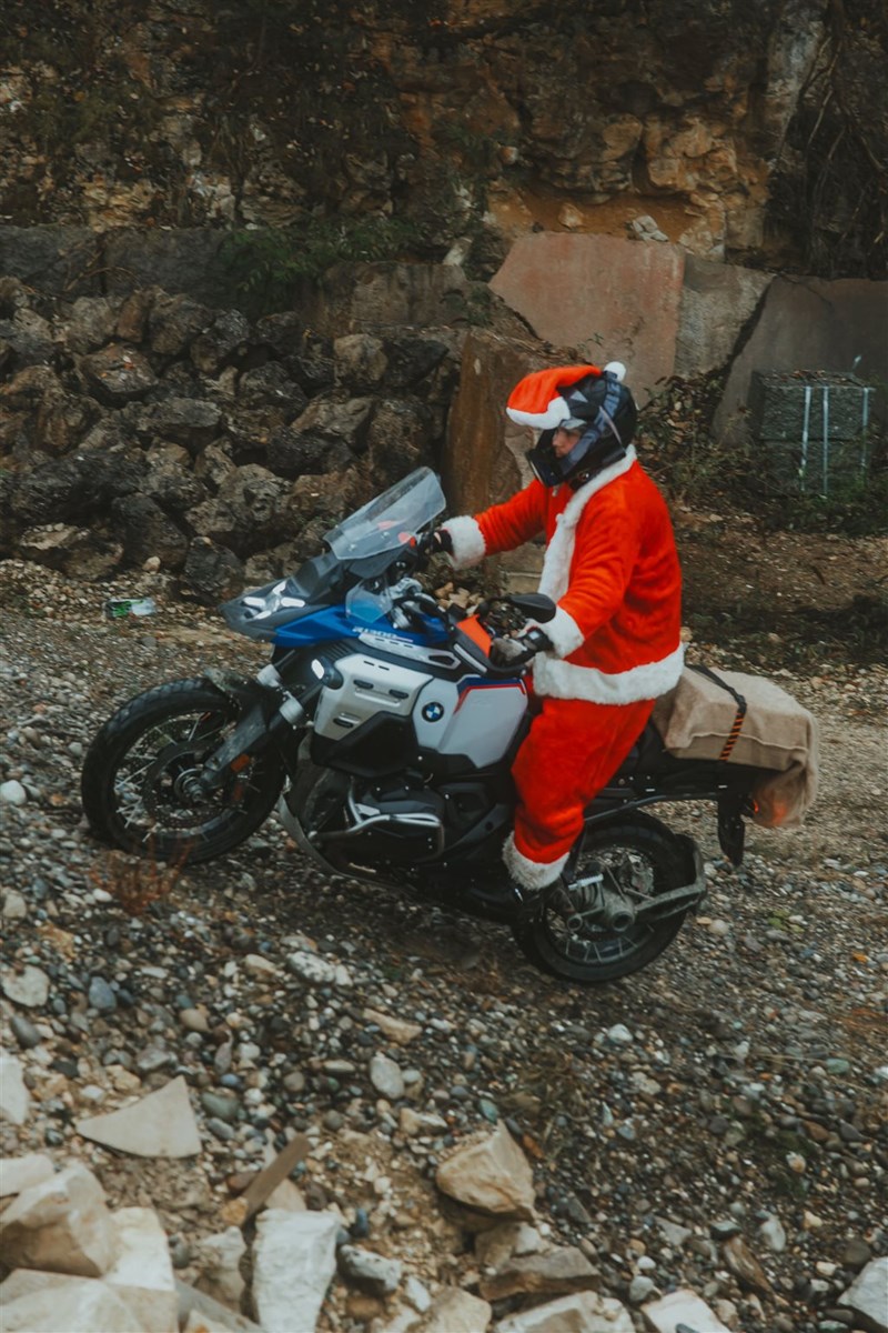 Der breite Lenker lässt eine agile Funktionsweise der R 1300 GS Adventure im Gelände zu Der breite Lenker lässt eine agile Funktionsweise der R 1300 GS Adventure im Gelände zu