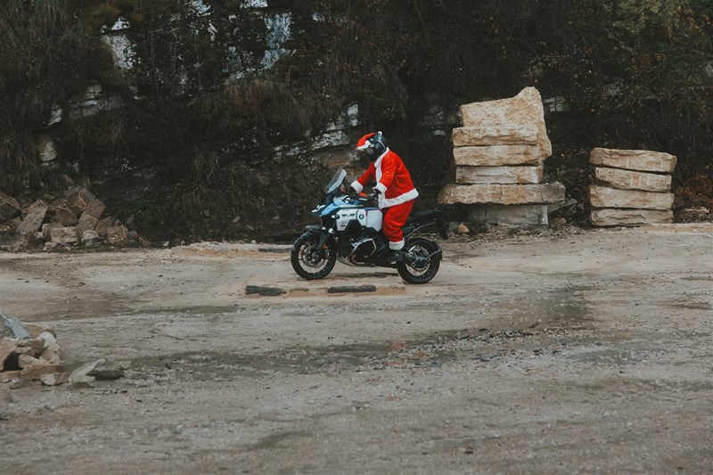Das Fahrwerk trägt stark zum Erfolg der R 1300 GS Adventure im Gelände bei. Das Fahrwerk trägt stark zum Erfolg der R 1300 GS Adventure im Gelände bei.