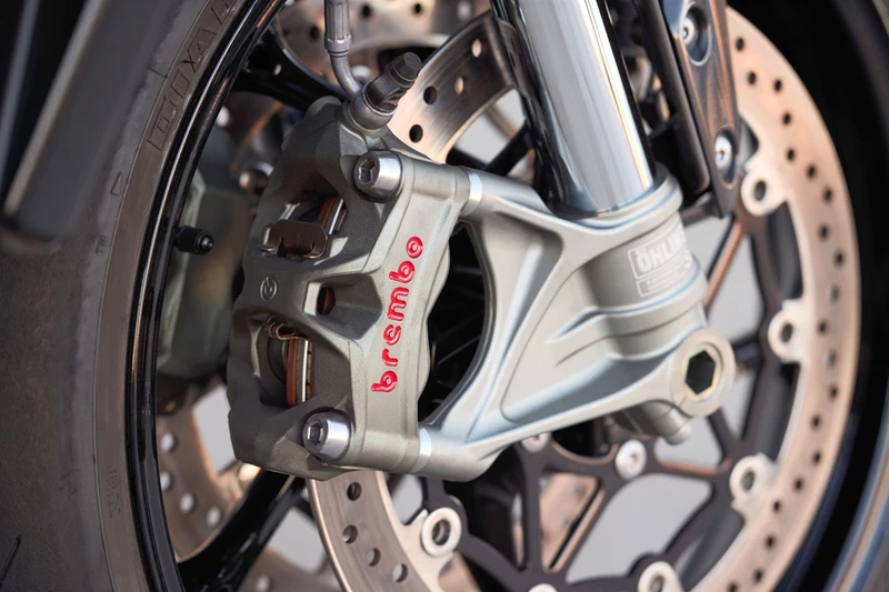 Brembo und Öhlins - die feinsten Komponenten für das Power Naked Bike. Brembo und Öhlins - die feinsten Komponenten für das Power Naked Bike.