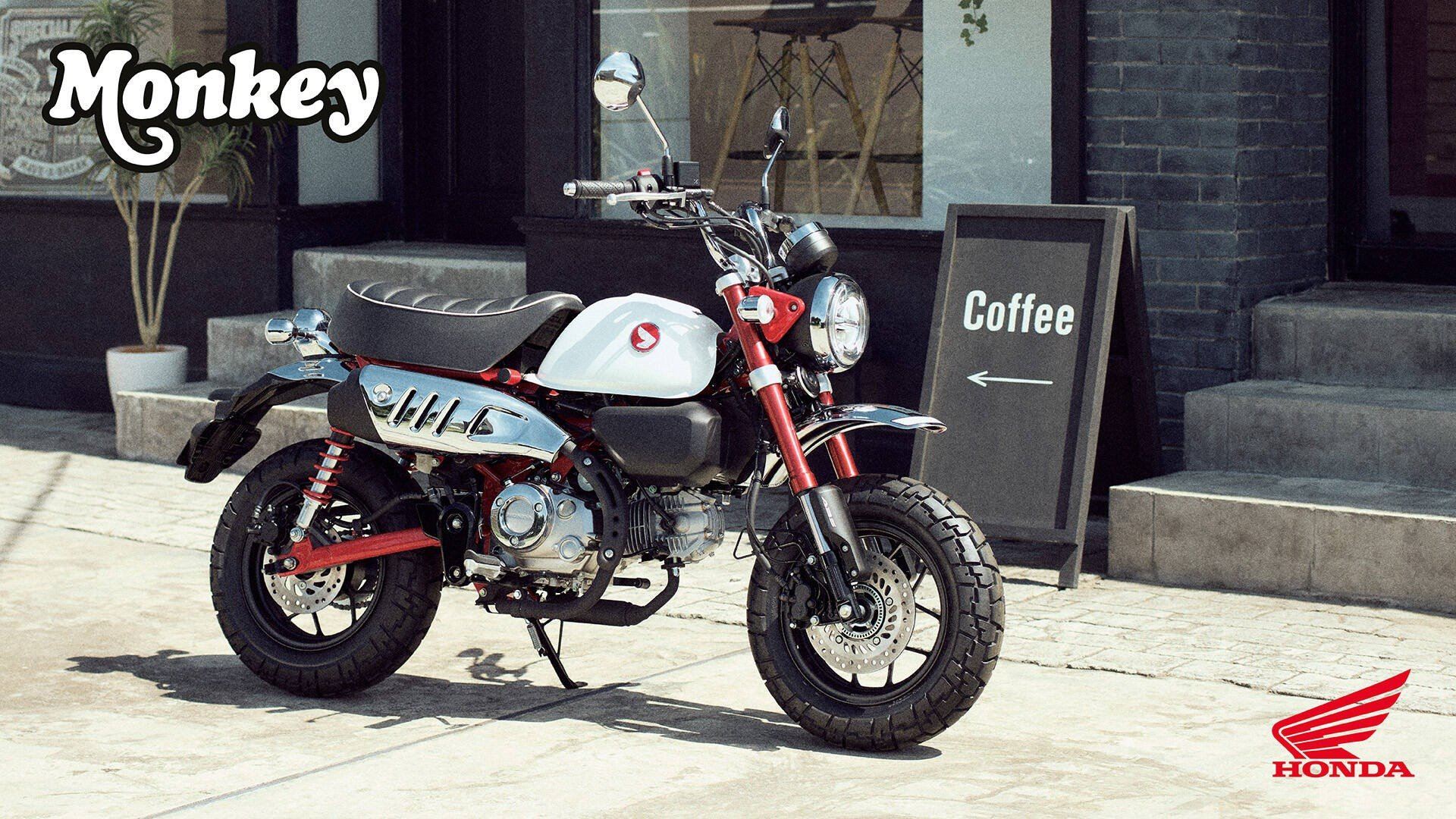 Die Honda Monkey 125 in Millennium Red/Pearl Himalayas White.