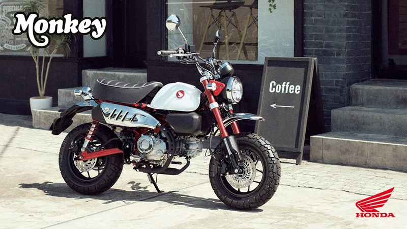 Die Honda Monkey 125 in Millennium Red/Pearl Himalayas White. Die Honda Monkey 125 in Millennium Red/Pearl Himalayas White.