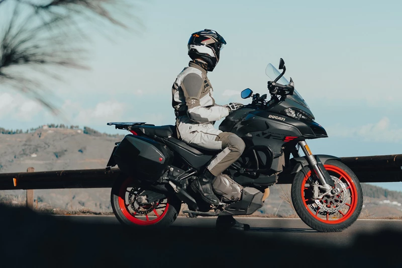 Moto Guzzi Stelvio vs. Ducati Multistrada V2 S Moto Guzzi Stelvio vs. Ducati Multistrada V2 S