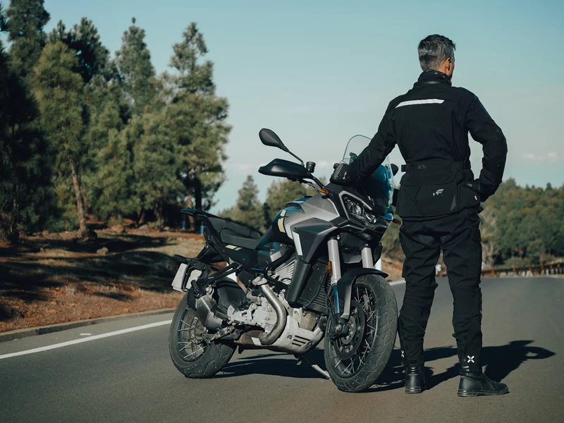 Moto Guzzi Stelvio vs. Ducati Multistrada V2 S Moto Guzzi Stelvio vs. Ducati Multistrada V2 S
