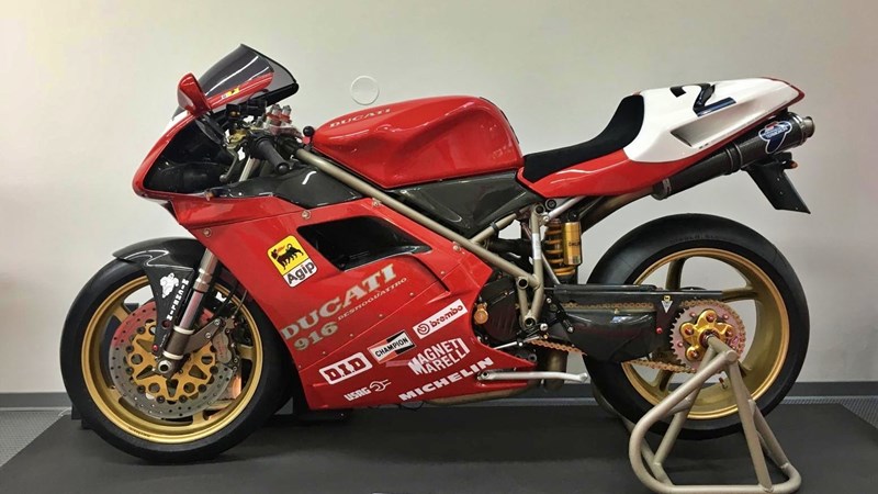 Eine von nur 199 gebauten Ducati 916 SP.