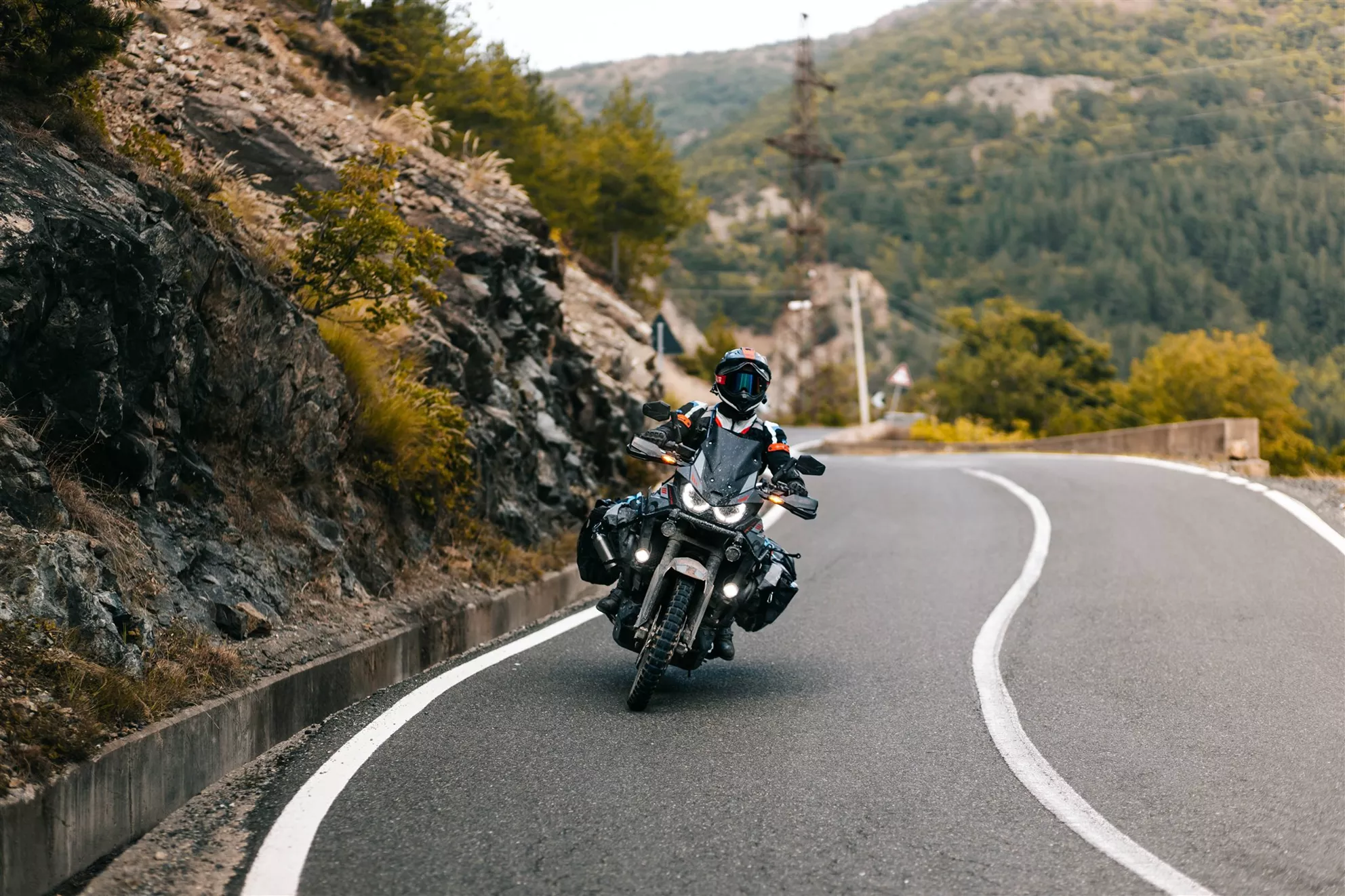 L'Albania offre strade e percorsi incredibilmente belli - perfetti per gli avventurieri in moto【103:0†source】.