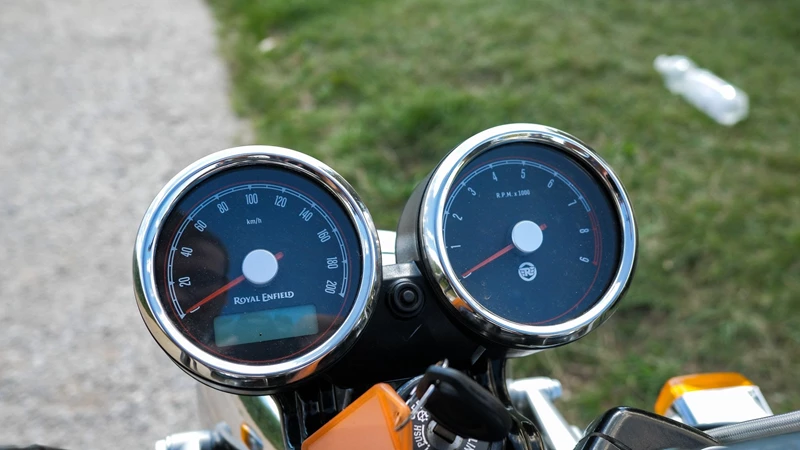 Undichte Anzeigen sind auch eine klassische Schwachstelle der Royal Enfield Motorräder. Undichte Anzeigen sind auch eine klassische Schwachstelle der Royal Enfield Motorräder.
