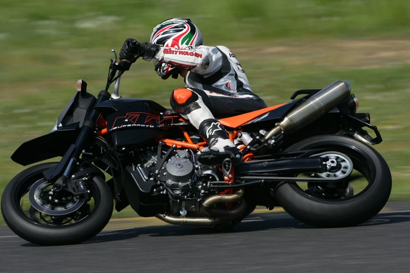 KTM 950 Supermoto R beim Test am Pannoniaring im Jahr 2007 KTM 950 Supermoto R beim Test am Pannoniaring im Jahr 2007