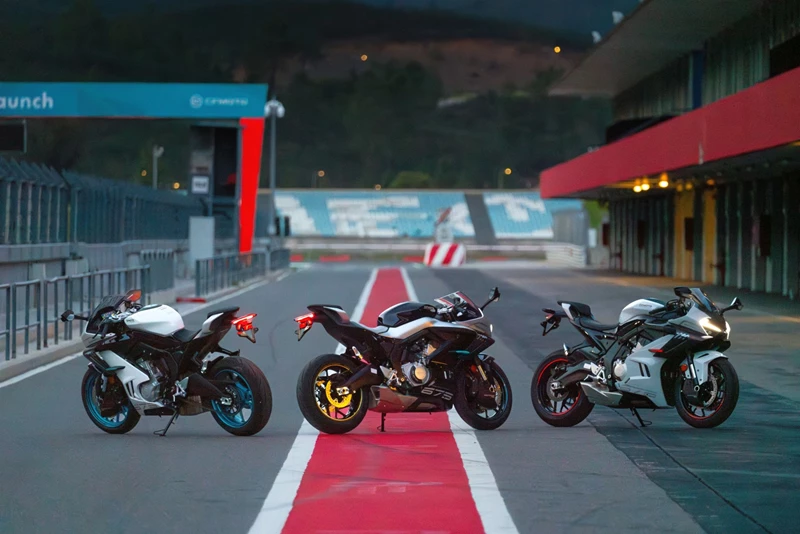 Die CFMOTO 675 SR-R gefällt aus jeder Perspektive. Die CFMOTO 675 SR-R gefällt aus jeder Perspektive.