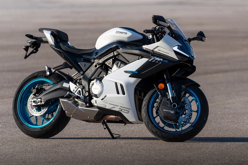 Motor und Sound passen zum sportlichen Design der CFMOTO. Motor und Sound passen zum sportlichen Design der CFMOTO.