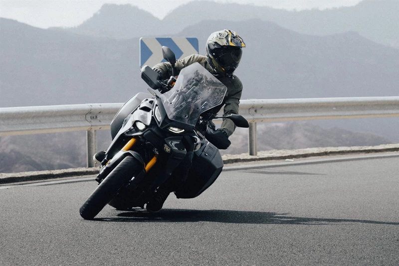 Elektronische Unterstützung bis zur Haftungsgrenze. Beide Bikes im Vergleich bieten viele Features. Elektronische Unterstützung bis zur Haftungsgrenze. Beide Bikes im Vergleich bieten viele Features.
