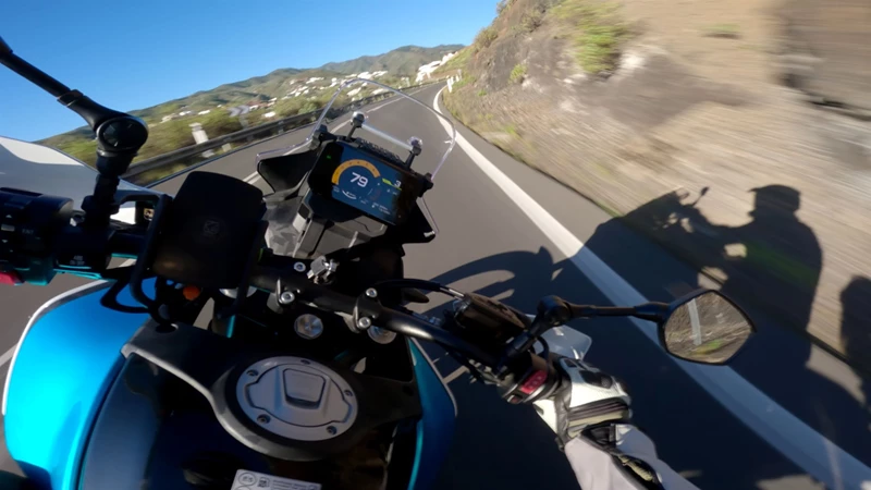 Soll es auf der CFMoto flott vorangehen, braucht es Drehzahl. Soll es auf der CFMoto flott vorangehen, braucht es Drehzahl.