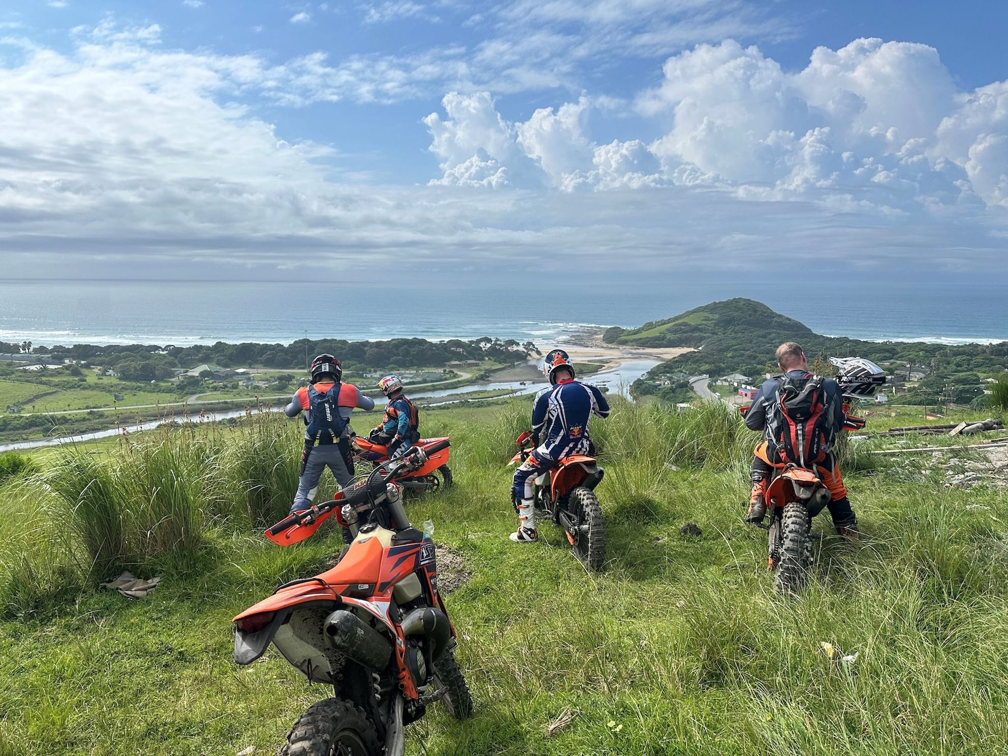 Aventura com Alfie Cox na África do Sul. Naturalmente, a lenda da KTM escolhe as Hardenduros EXC.