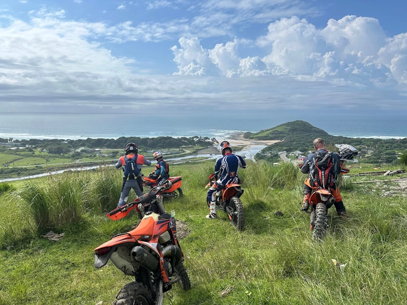 Mit Alfie Cox unterwegs in Südafrika. Klarerweise setzt die KTM Legende dabei auf EXC Hardenduros.  Mit Alfie Cox unterwegs in Südafrika. Klarerweise setzt die KTM Legende dabei auf EXC Hardenduros.