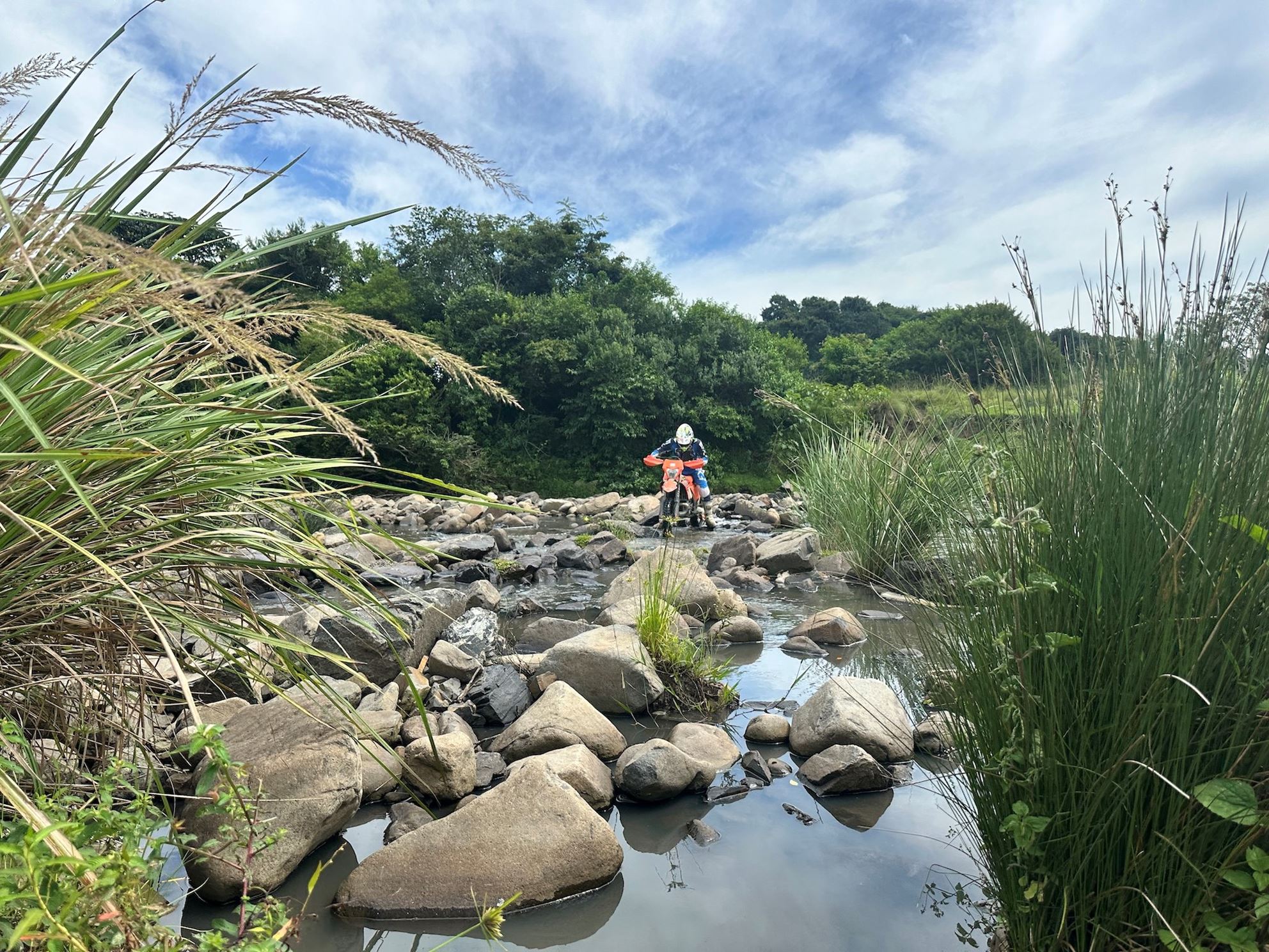 Entorno de prueba intenso y maravilloso durante la gira de Enduro con Alfie Cox en Sudáfrica