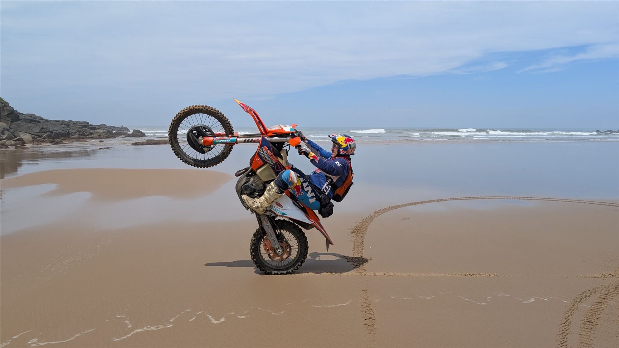 Alfie Cox a los mandos de su KTM 450 Enduro de 4 Tiempos