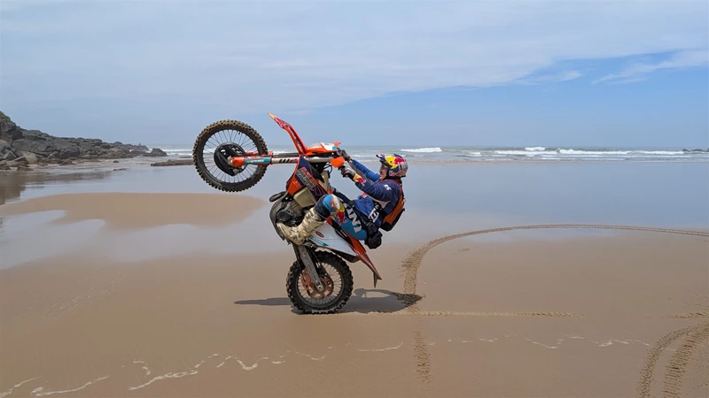 Alfie Cox im Sattel seiner KTM 450 4-Takt Enduro Alfie Cox im Sattel seiner KTM 450 4-Takt Enduro